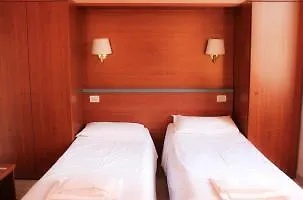 Center 3 فندق روما